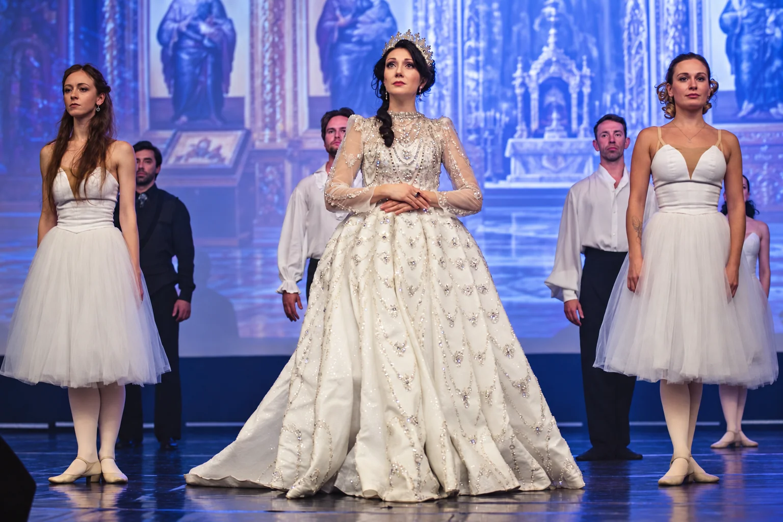 Екатерина в светлом платье перед ансамблем